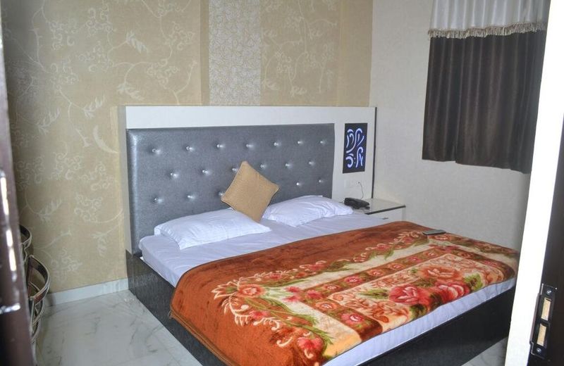 OYO 7885 Hotel Myraa