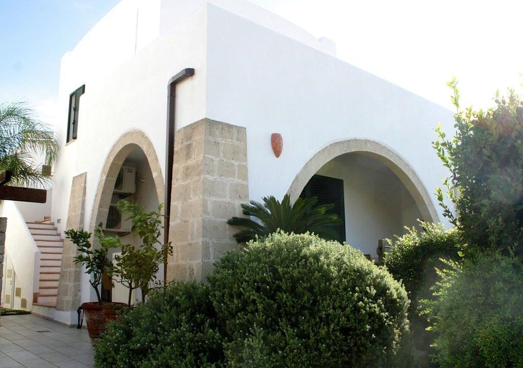 Seafront Apartment in Apulia with shared garden