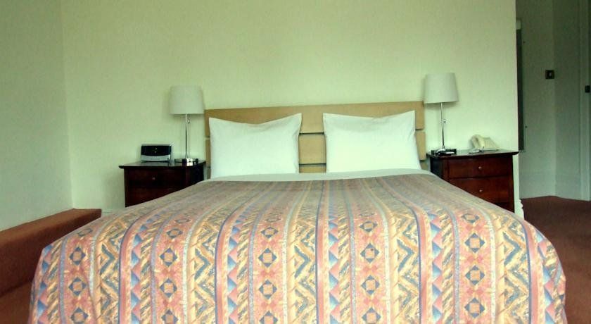 PRESTON CROSS HOTEL