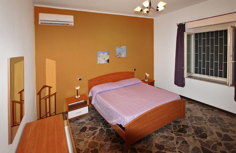 4 bedrooms house at Torre Pali Lecce 500 m away from the beach with sea view enclosed garden and wifi