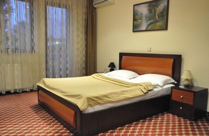 Hotel Pllaza