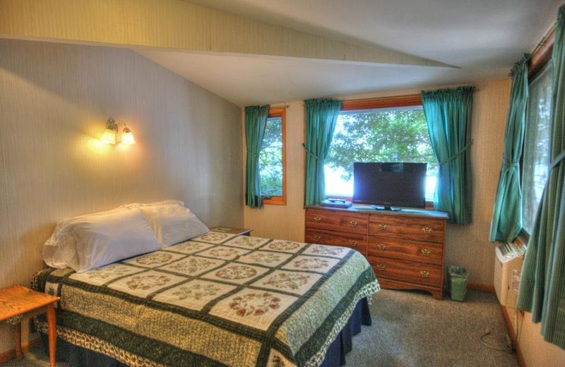 GLENMOORE LAKESIDE LODGE