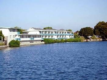 Coral Reef Inn & Condo Suites