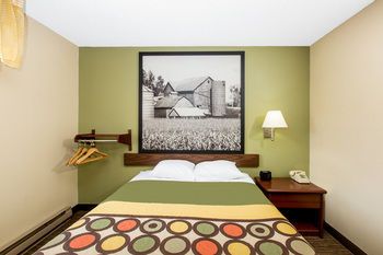 Super 8 by Wyndham Fairmont