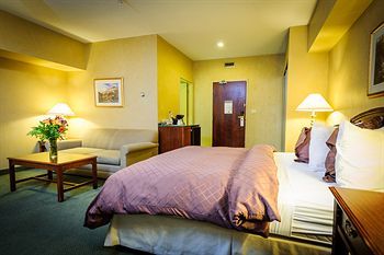 Peterborough Inn & Suites Hotel