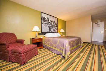 Super 8 by Wyndham Frederick