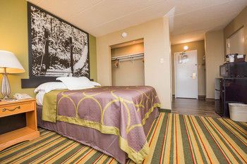 Super 8 by Wyndham Frederick