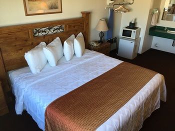 Days Inn & Suites by Wyndham Williston