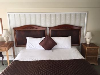 Fownes Hotel