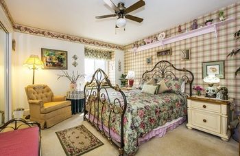 Matthews Manor Bed & Breakfast