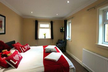 Holly Tree Hotel, Swimming Pool & Hot Tub