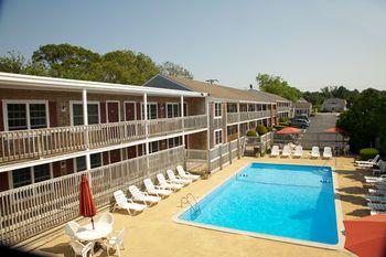 Holiday Hill Inn & Suites
