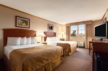 Ramada by Wyndham Williamsburg and Wasserbahn Waterpark