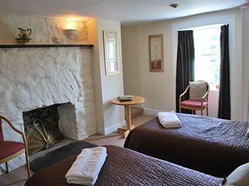Bridge of Lochay Hotel