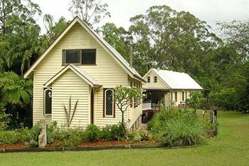 Glass House Mountains Ecolodge