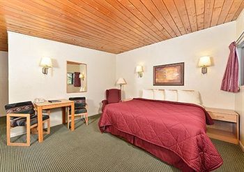 Econo Lodge Inn & Suites