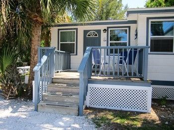 Tropical Winds Beachfront Motel and Cottages