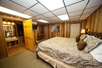 Log Cabin Lodge & Suites