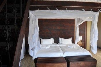 Hakusembe River Lodge