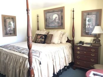 Crest Country Inn