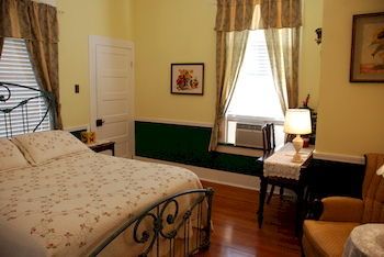 Lost Bayou Guesthouse