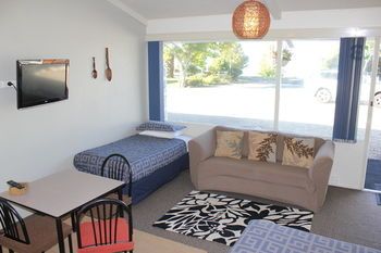 Jack & Di's Lakefront Motel
