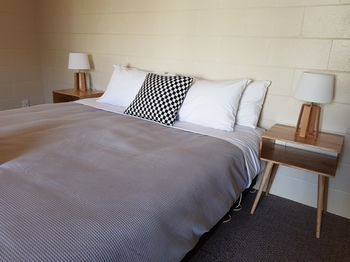 Kelly's Riverside Motel
