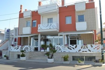 Piccadilly Rooms Restaurant and Beach
