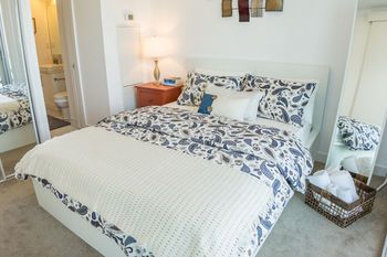 AOC Suites - High-Rise Condo - CN Tower / Lake View