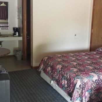 Holiday Pines Motel