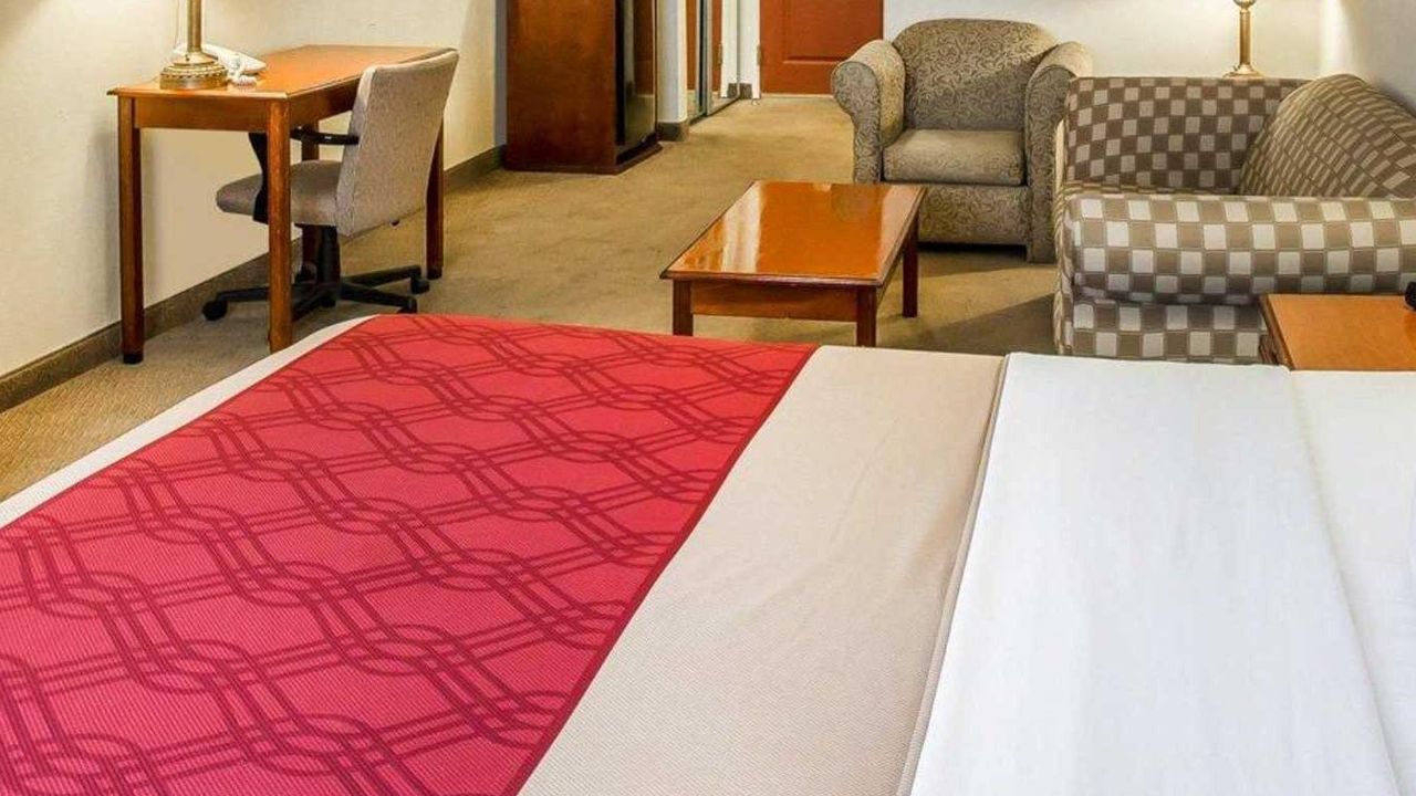 Econo Lodge  Inn & Suites