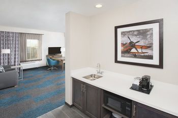 Hampton Inn & Suites LAX El Segundo