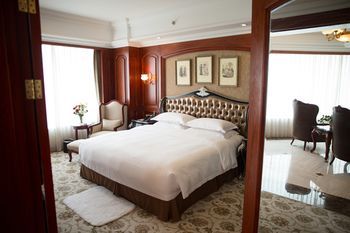 Enrichee Gloria Plaza Hotel