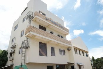 Candice Lucy Hotel Caticlan