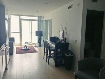 Stylish Condo CN Tower View with Parking