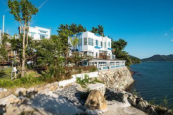 Yeosu White Village Pension
