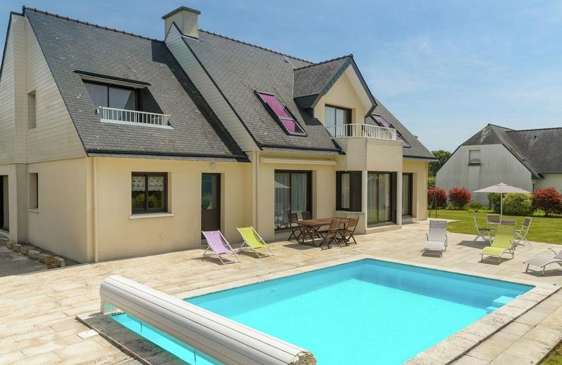 Spacious Villa in Concarneau with Swimming Pool