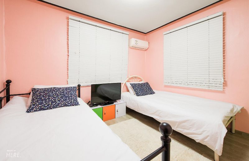 Kpopstarz Guesthouse Female Only