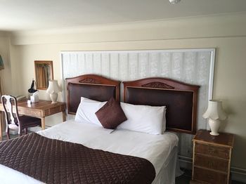 Fownes Hotel