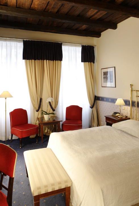 Hotel Embassy