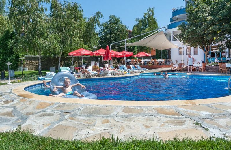 Merlin Club Hotel