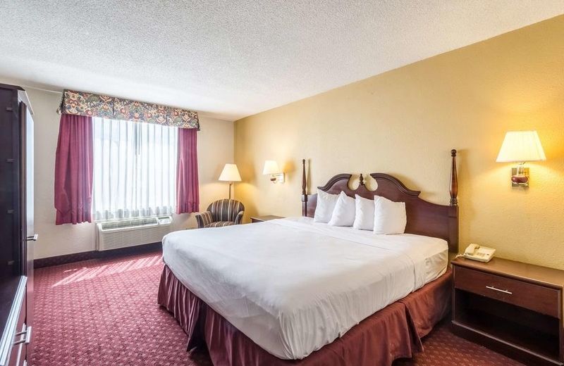 Econo Lodge Inn & Suites