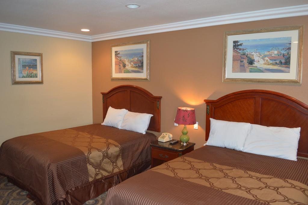 Tustin Motor Lodge