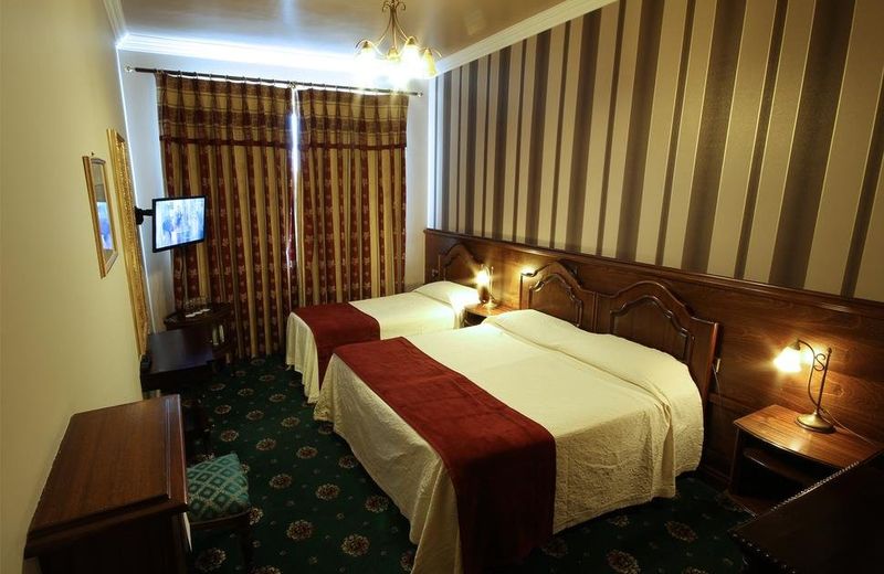 Lakeside Manor Hotel