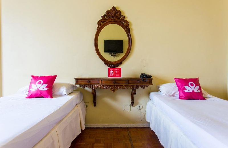 ZEN Rooms Domingos Ferreira