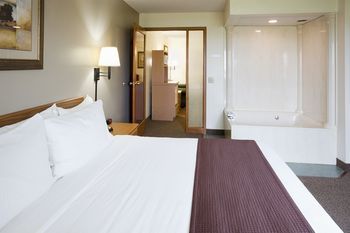 Paynesville Inn & Suites