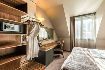 All Seasons Residence Hotel - Free parking