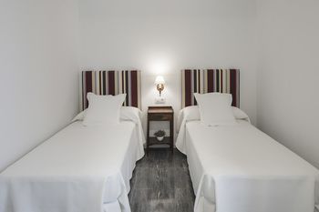Sevilla Luxury Rentals – Horno Santa Cruz