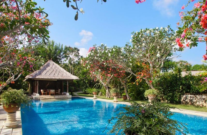 VILLA WARU NUSA DUA