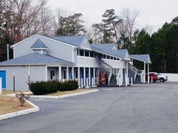 Village Inn & Suites - Smithville